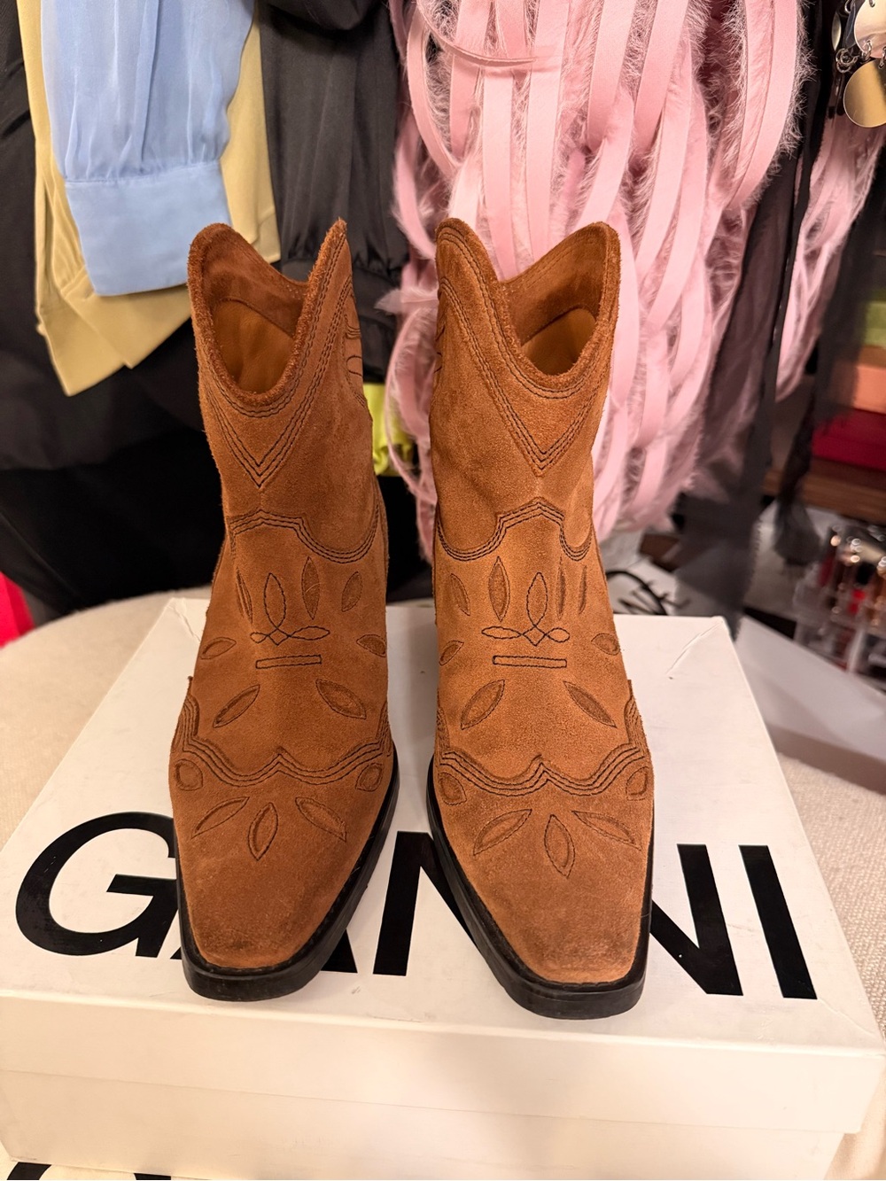 GANNI - Low Texas Suede Ankle Boot - Picture 5 of 12